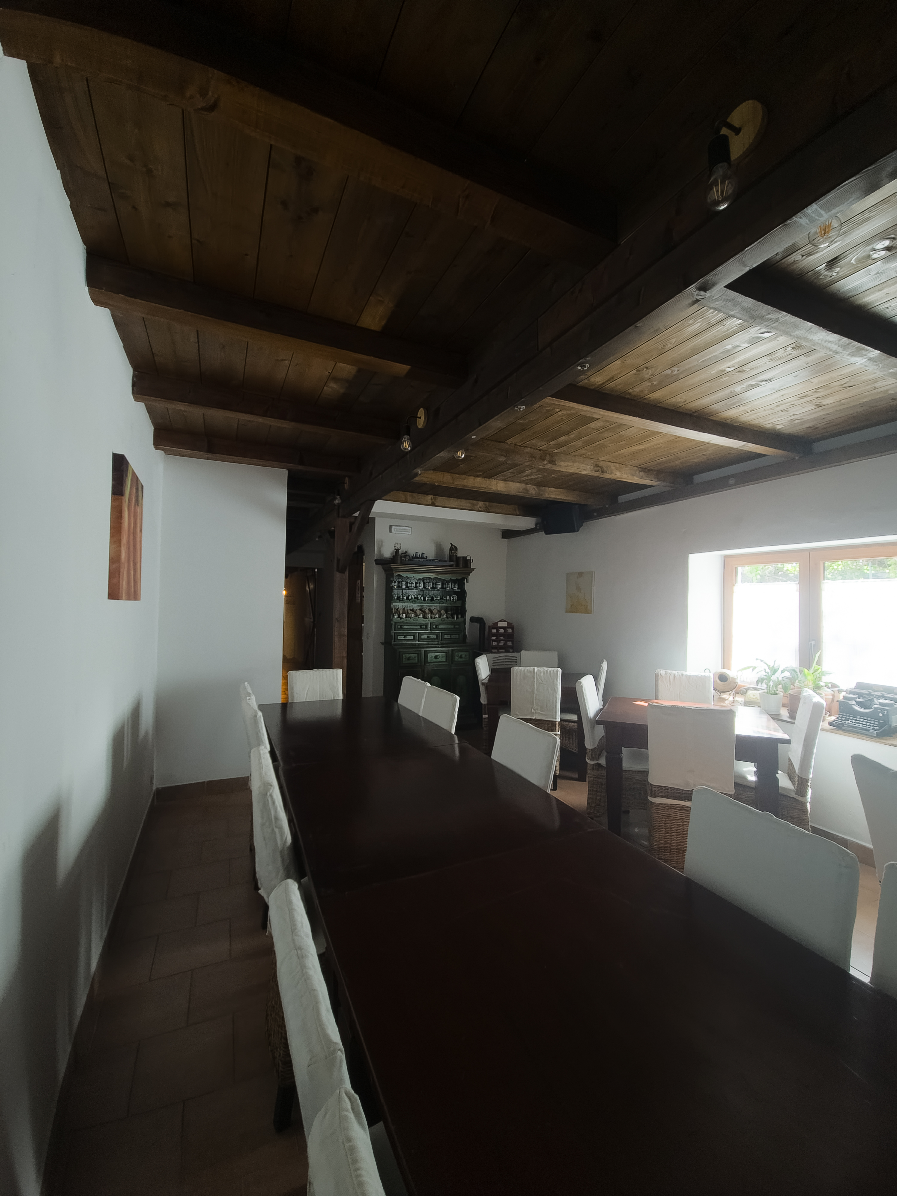 Vista panoramica della sala con stufa a maiolica