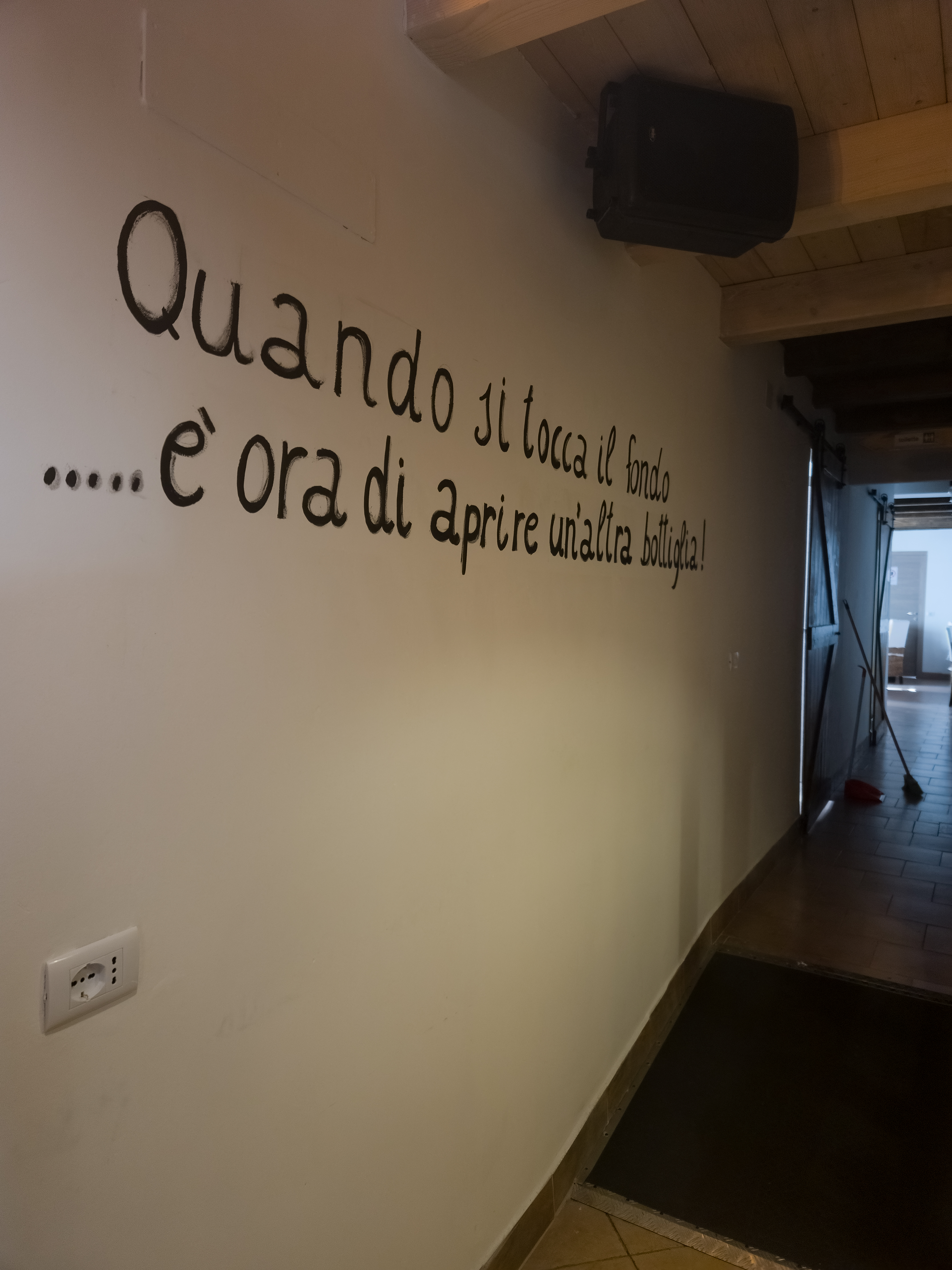 Scritta sul muro con citazione divertente sul vino