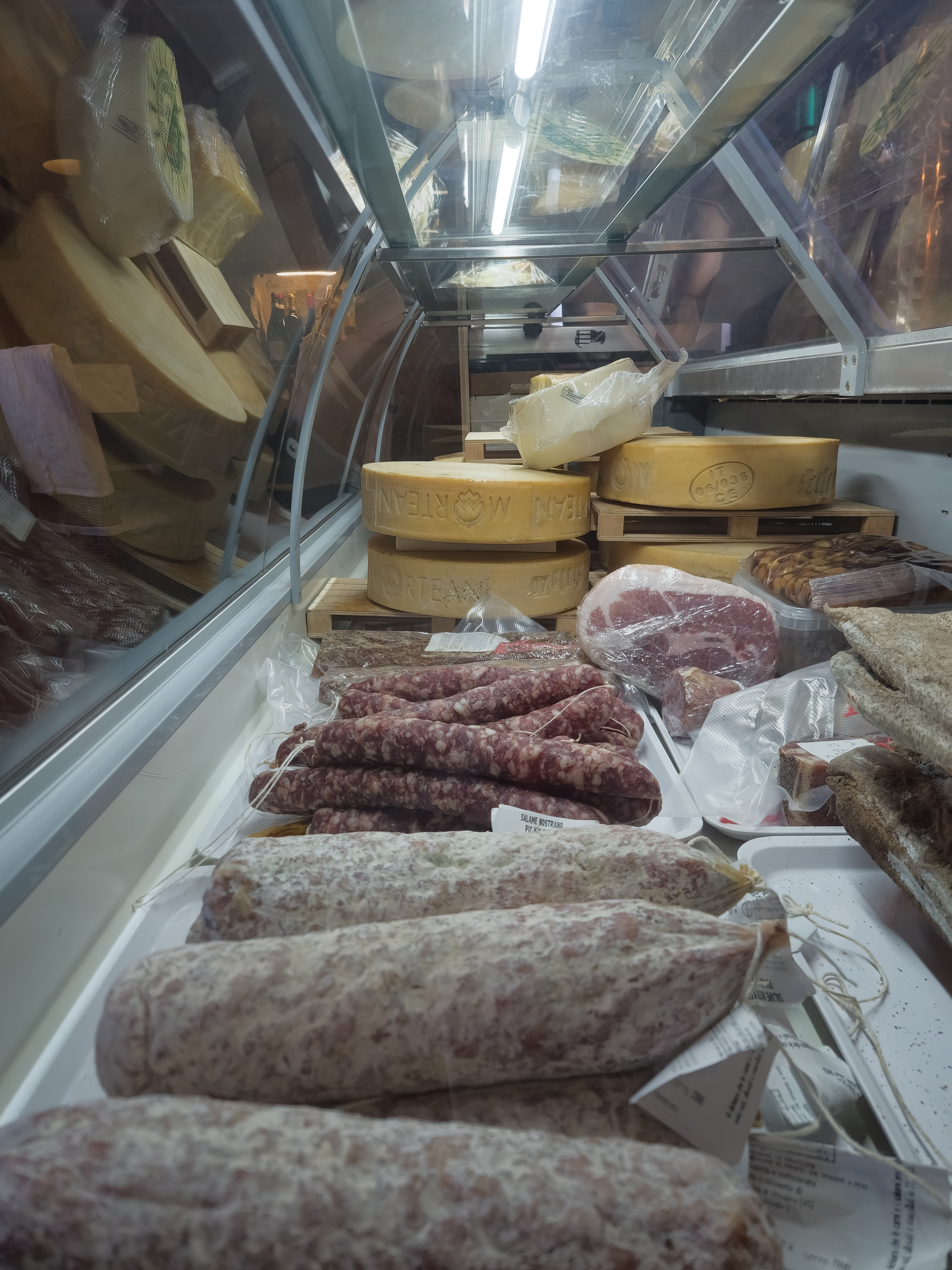 Bottiglie di vino selezionate nella cantina