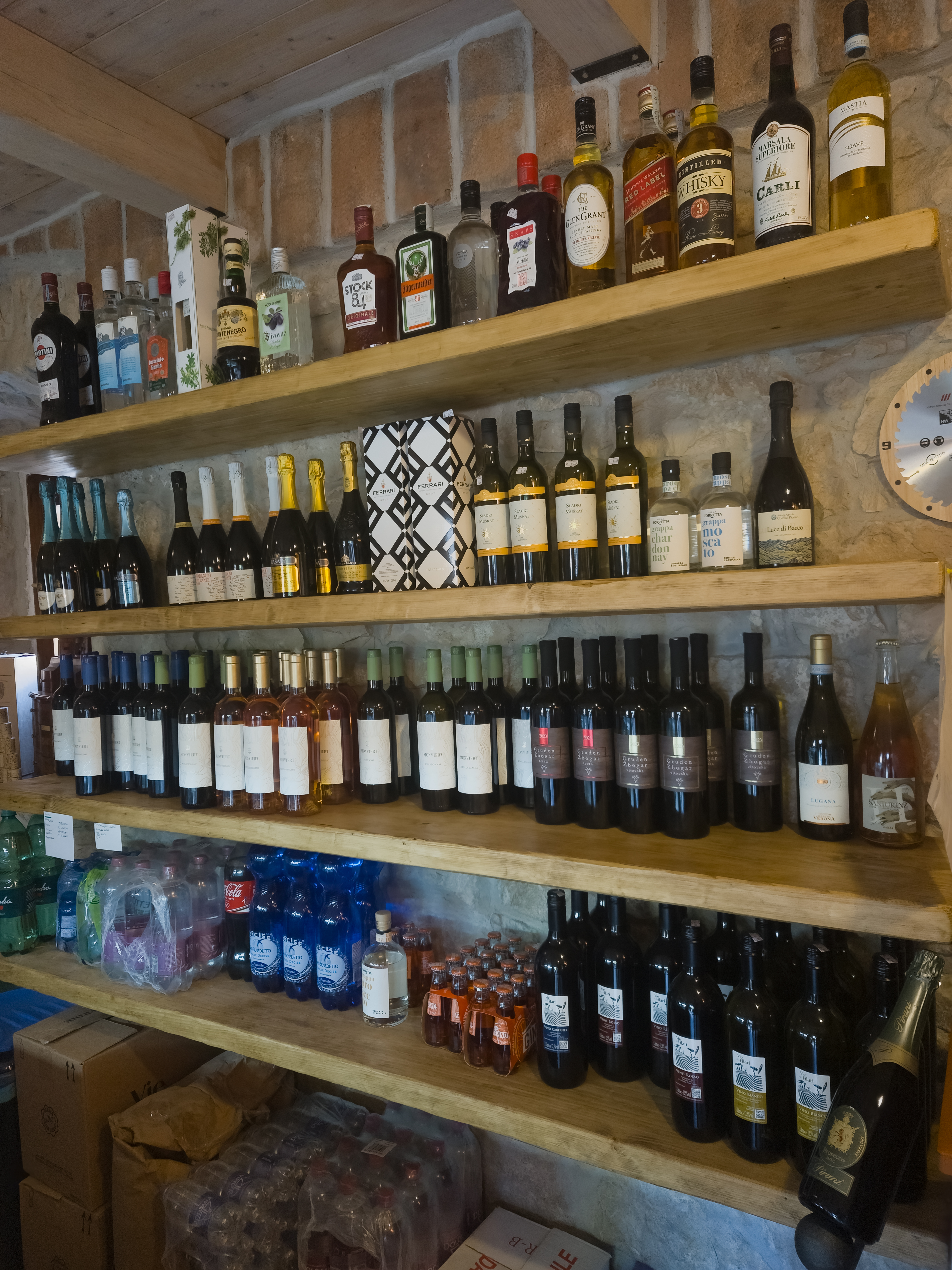 Scaffale di vini selezionati nella cantina di PerBacco